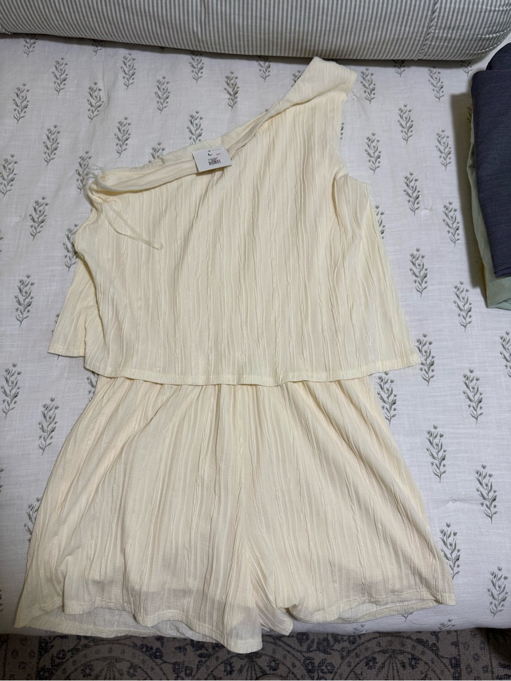 vestique Cream One-Shoulder Romper